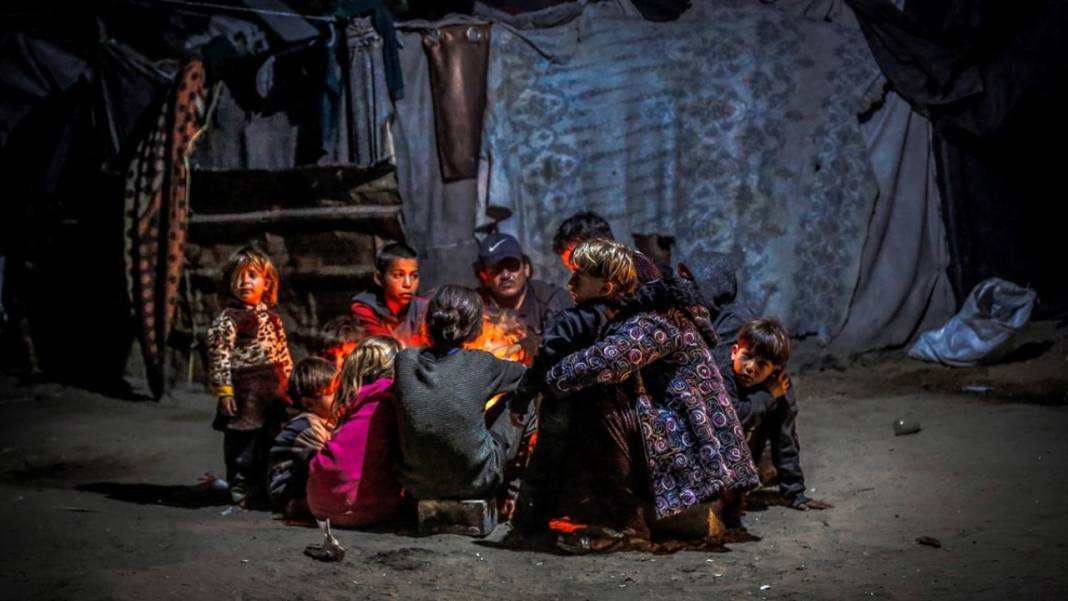 Gazzeliler ayakları çorapsız, ateşin etrafında ısınmaya çalışıyor 8