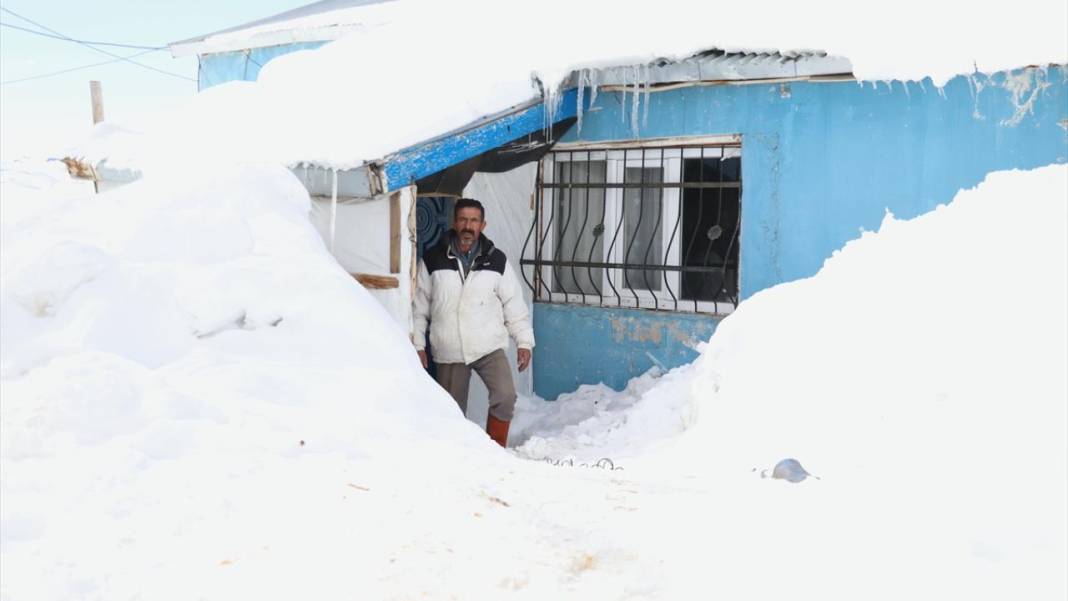 Ağrı'nın köylerinde ev ve ahırlar kara gömüldü 7