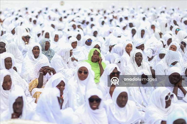 Senegal'de bembeyaz bir bayramı namazı 12