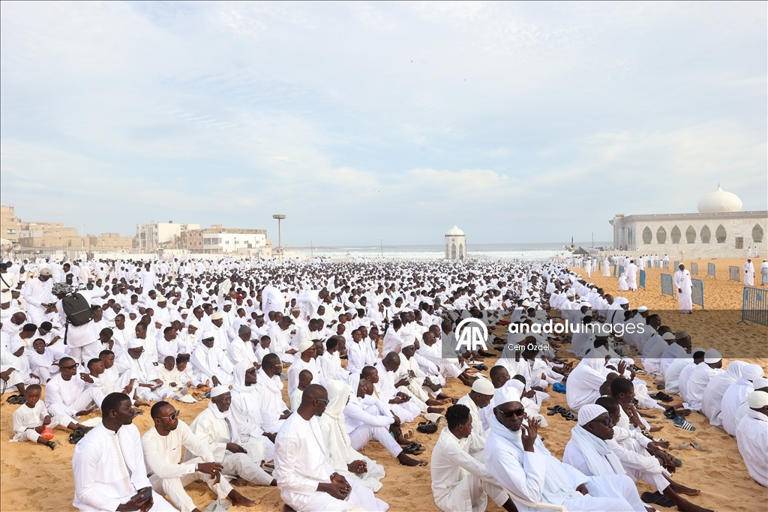 Senegal'de bembeyaz bir bayramı namazı 15