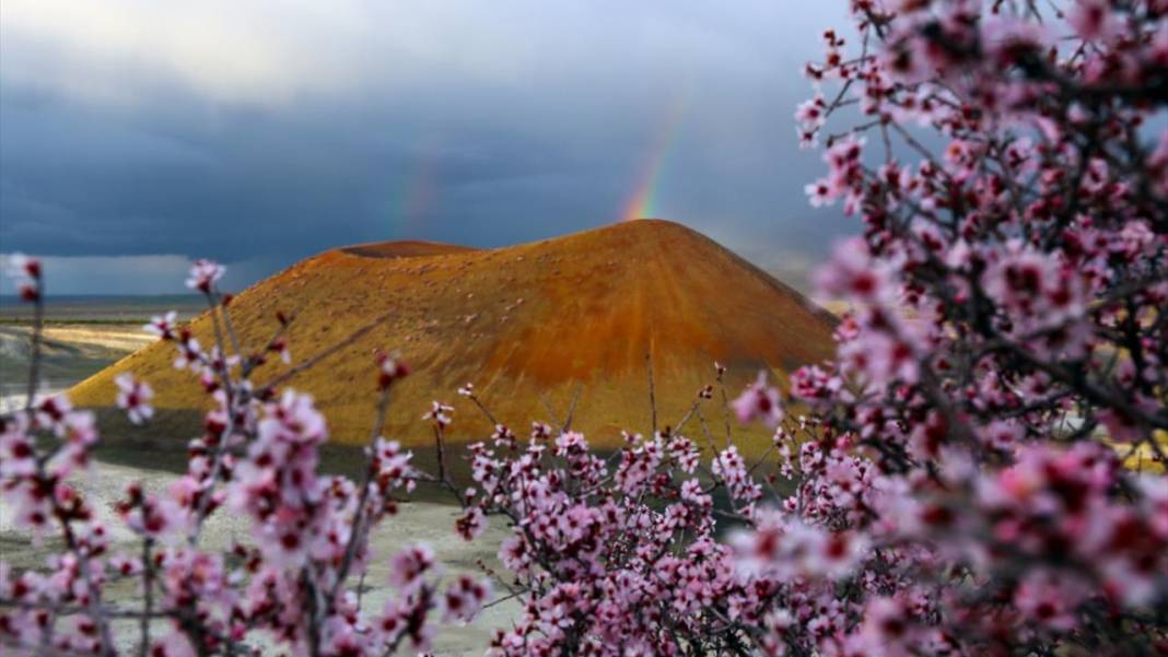 Meke Krater Gölü’nde bahar güzelliği 1