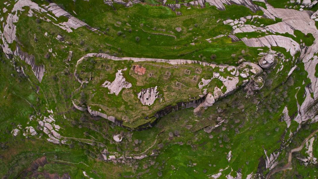 Devasa kaya blokları üzerine kurulu 5 bin yıllık Kefrum Kalesi 1