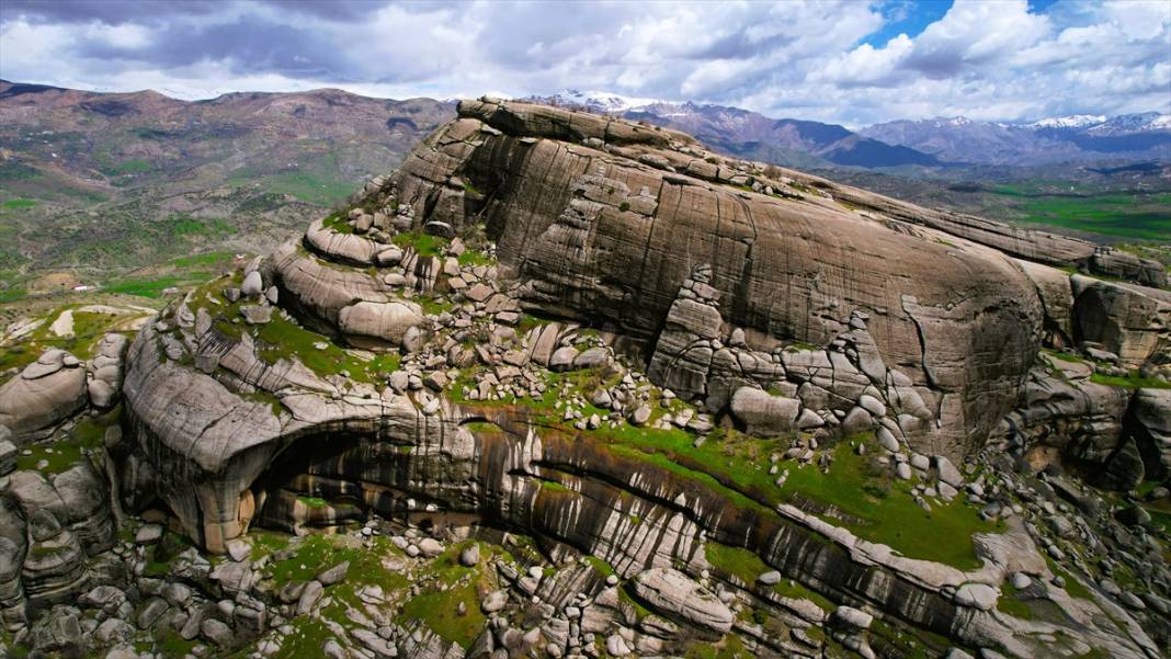 Devasa kaya blokları üzerine kurulu 5 bin yıllık Kefrum Kalesi 10