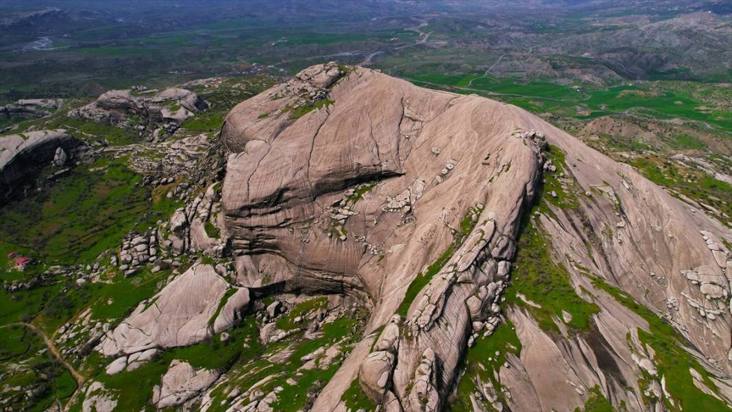 Devasa kaya blokları üzerine kurulu 5 bin yıllık Kefrum Kalesi 11