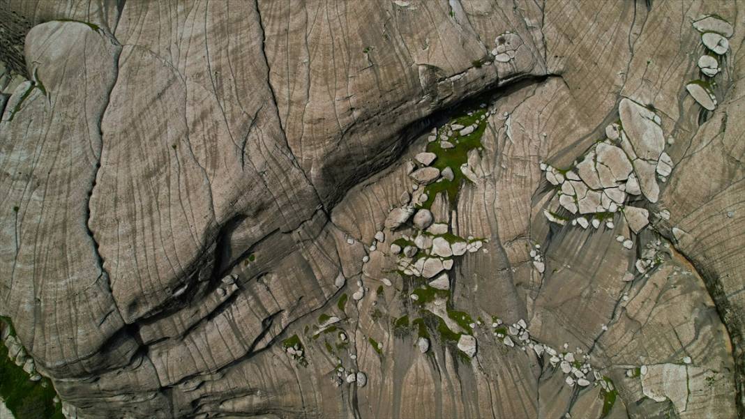 Devasa kaya blokları üzerine kurulu 5 bin yıllık Kefrum Kalesi 12