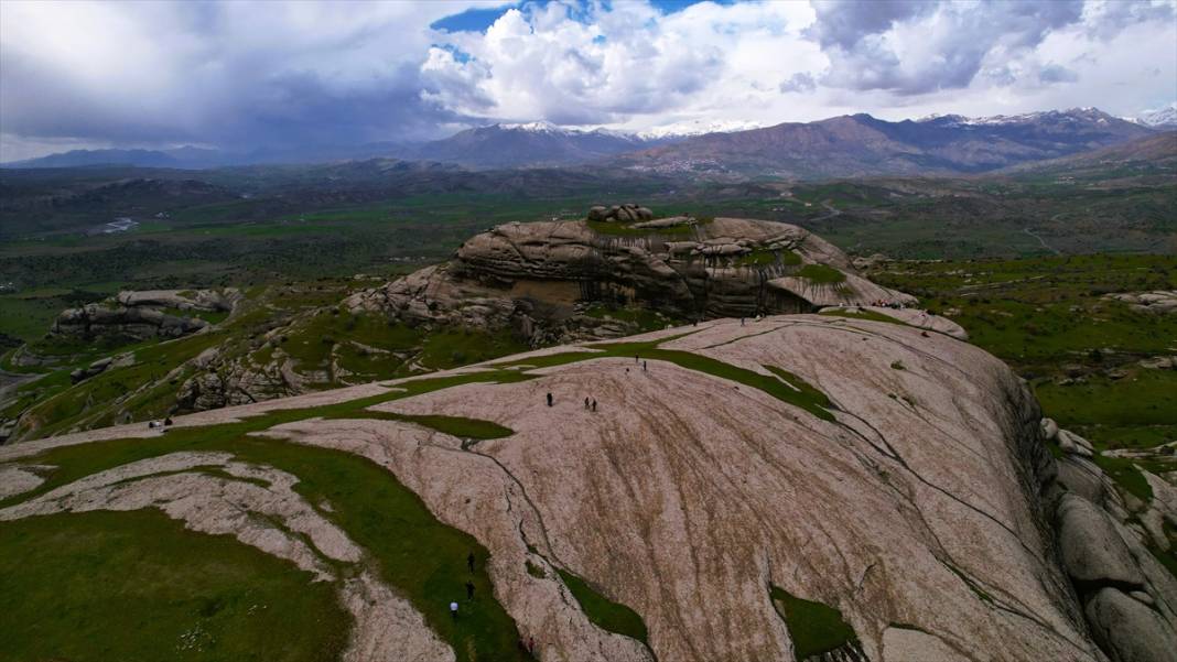 Devasa kaya blokları üzerine kurulu 5 bin yıllık Kefrum Kalesi 13