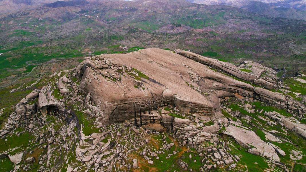 Devasa kaya blokları üzerine kurulu 5 bin yıllık Kefrum Kalesi 14
