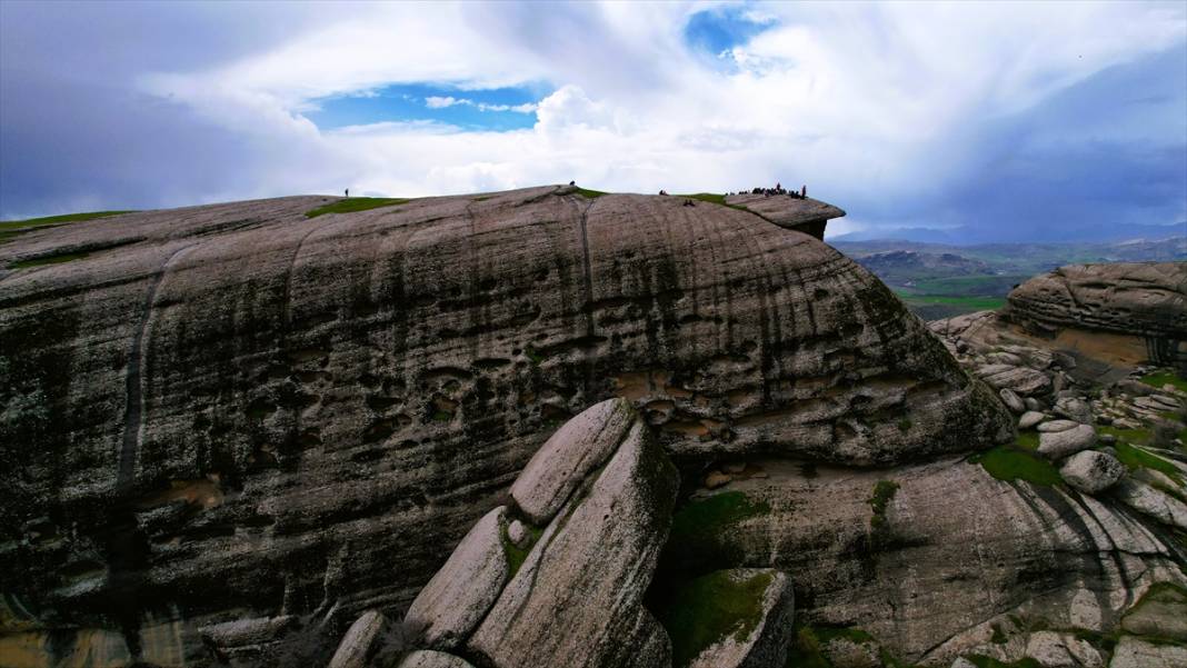Devasa kaya blokları üzerine kurulu 5 bin yıllık Kefrum Kalesi 15