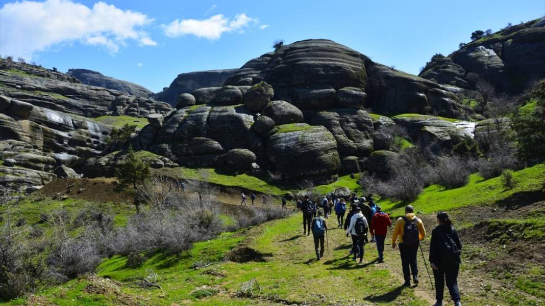 Devasa kaya blokları üzerine kurulu 5 bin yıllık Kefrum Kalesi 16