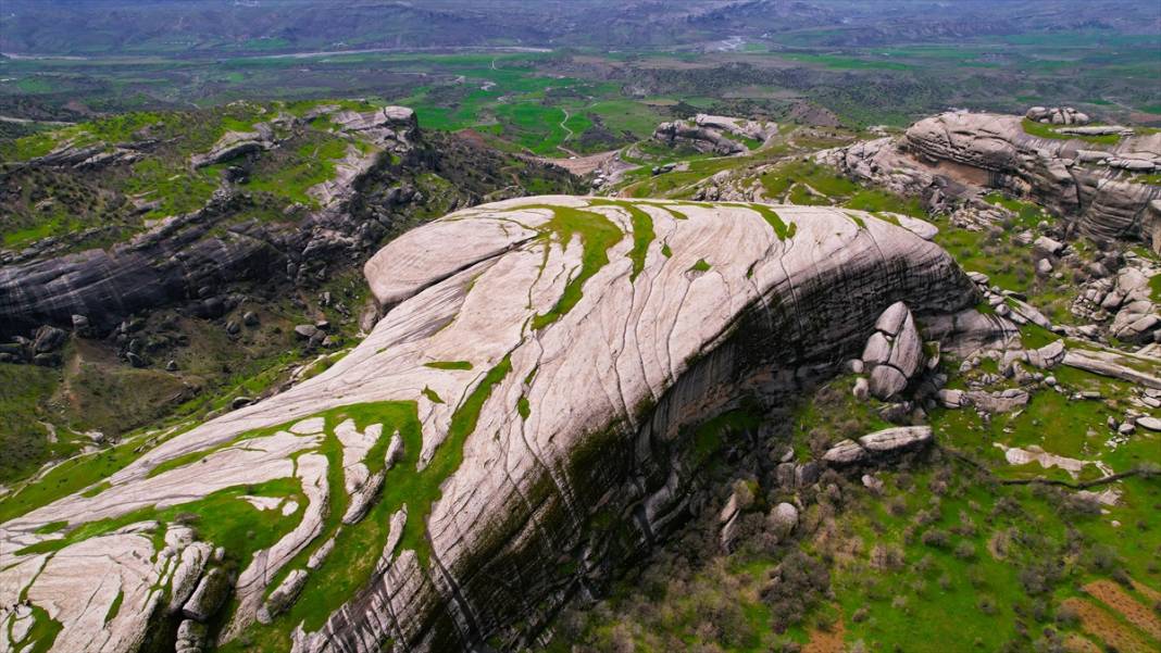 Devasa kaya blokları üzerine kurulu 5 bin yıllık Kefrum Kalesi 2
