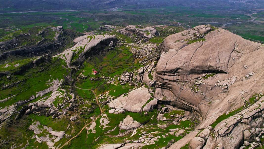 Devasa kaya blokları üzerine kurulu 5 bin yıllık Kefrum Kalesi 3