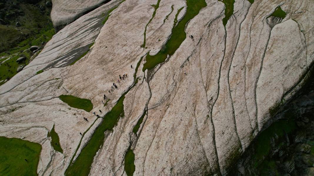 Devasa kaya blokları üzerine kurulu 5 bin yıllık Kefrum Kalesi 4