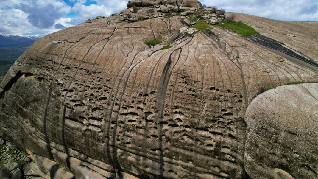 Devasa kaya blokları üzerine kurulu 5 bin yıllık Kefrum Kalesi 5