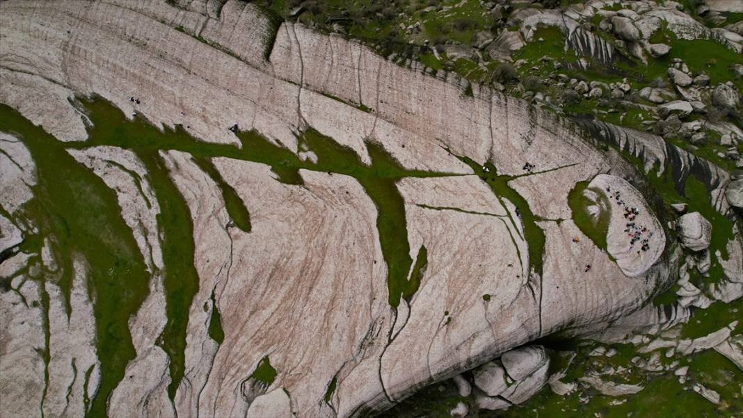 Devasa kaya blokları üzerine kurulu 5 bin yıllık Kefrum Kalesi 6