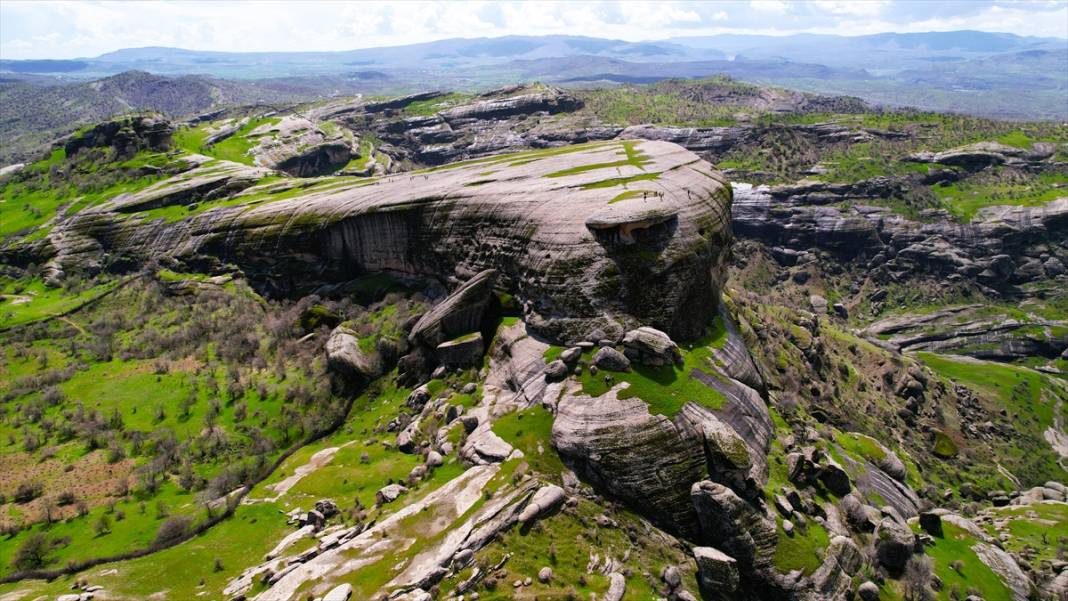 Devasa kaya blokları üzerine kurulu 5 bin yıllık Kefrum Kalesi 7