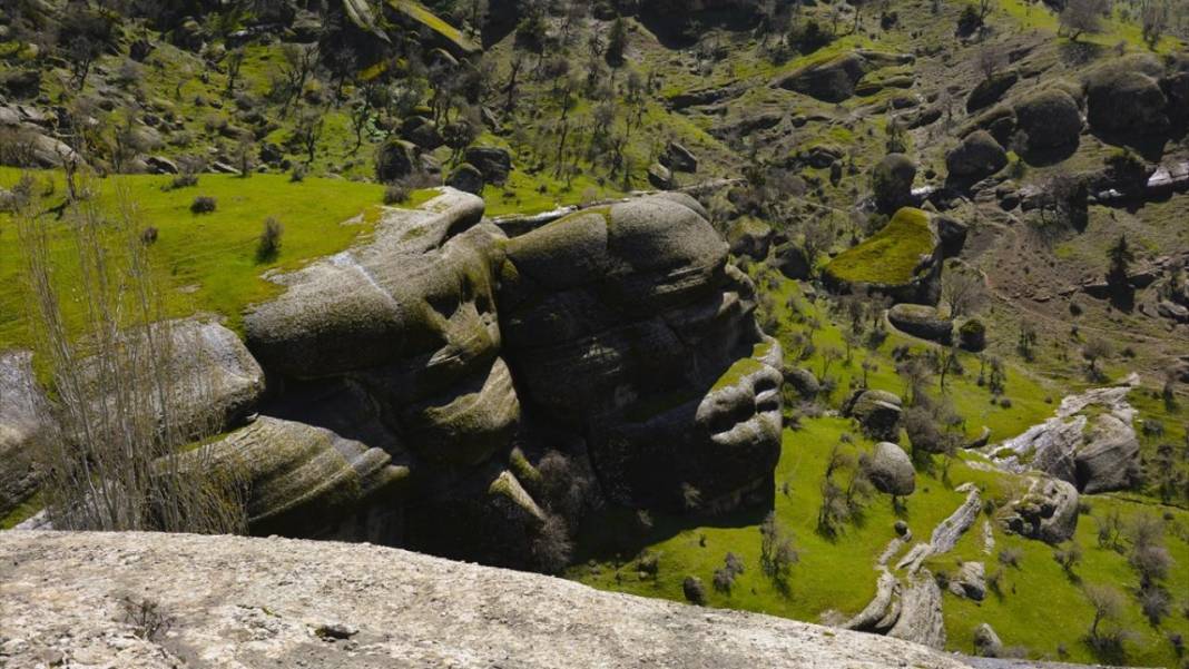 Devasa kaya blokları üzerine kurulu 5 bin yıllık Kefrum Kalesi 8