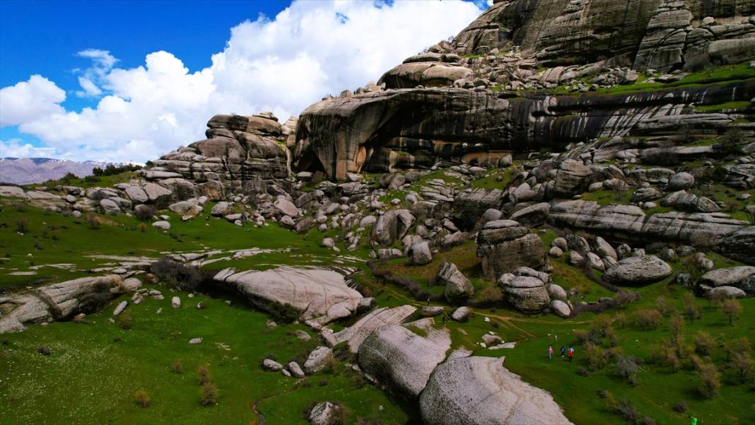 Devasa kaya blokları üzerine kurulu 5 bin yıllık Kefrum Kalesi 9