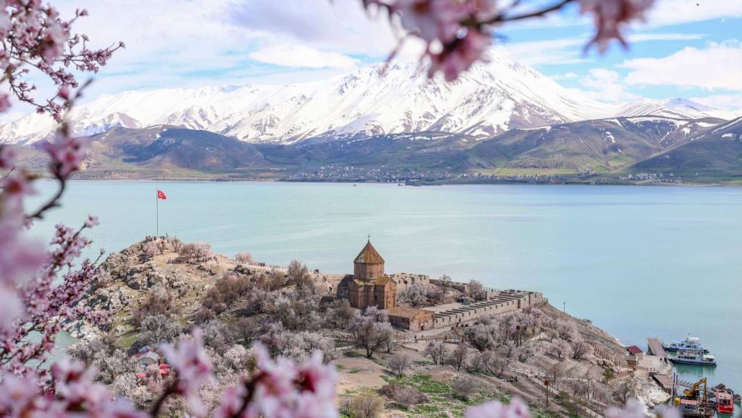 Bir yanda kar, bir yanda çiçek: Akdamar 1