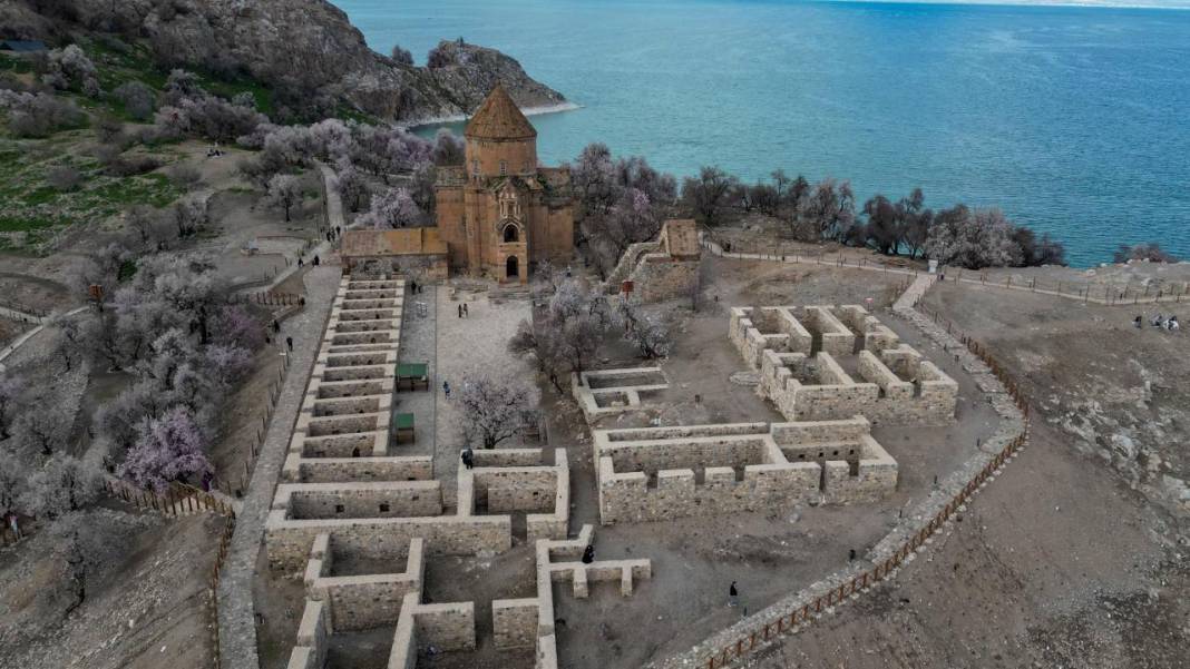 Bir yanda kar, bir yanda çiçek: Akdamar 10