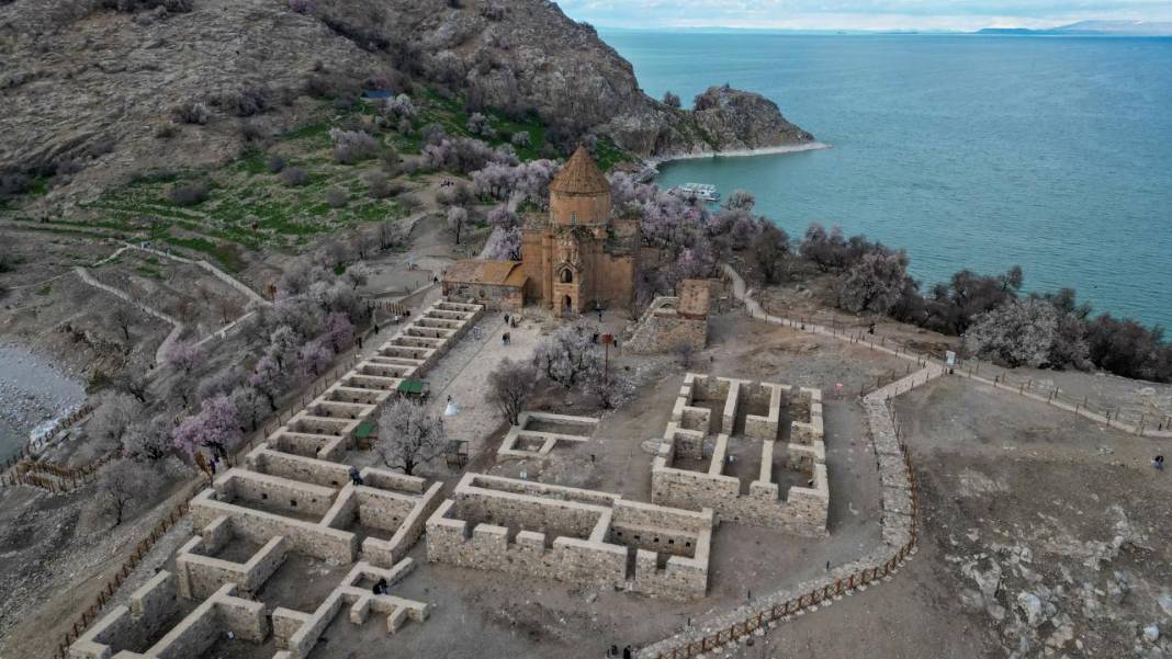 Bir yanda kar, bir yanda çiçek: Akdamar 12