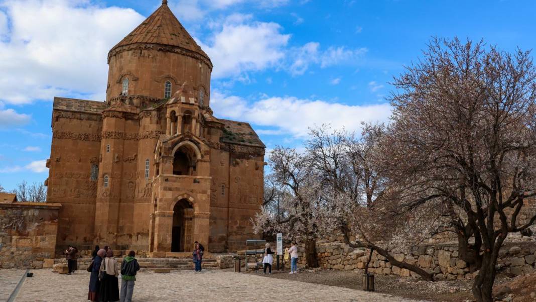 Bir yanda kar, bir yanda çiçek: Akdamar 13