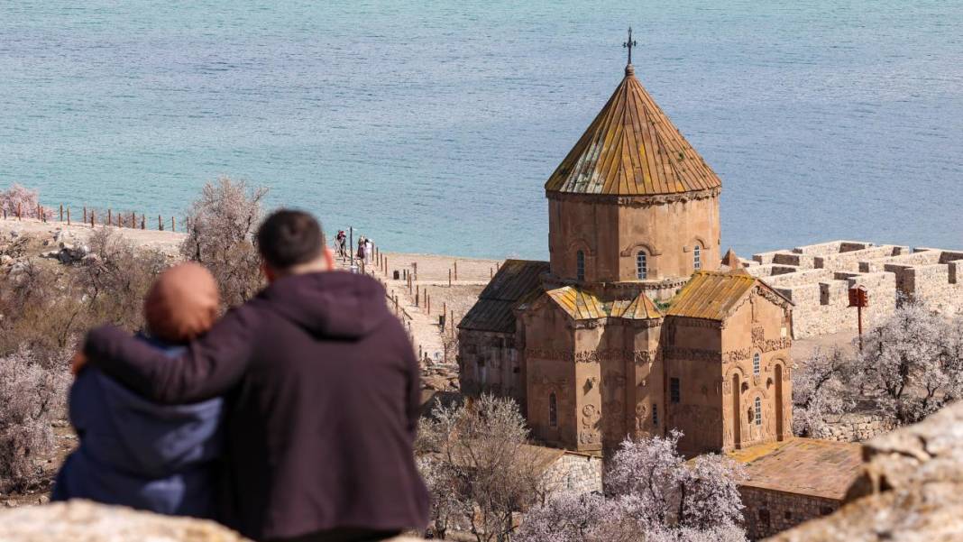 Bir yanda kar, bir yanda çiçek: Akdamar 14