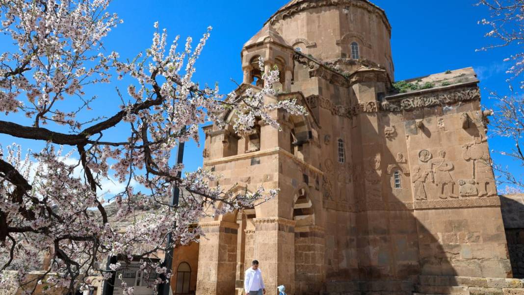 Bir yanda kar, bir yanda çiçek: Akdamar 15