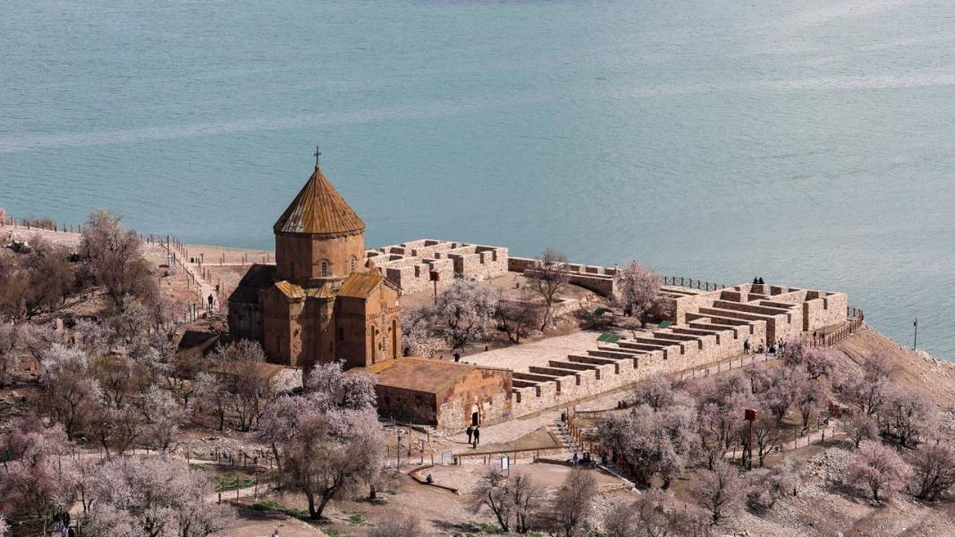 Bir yanda kar, bir yanda çiçek: Akdamar 16