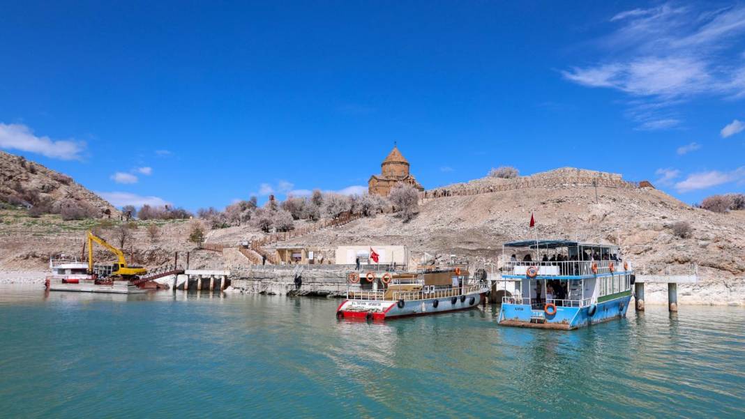 Bir yanda kar, bir yanda çiçek: Akdamar 17