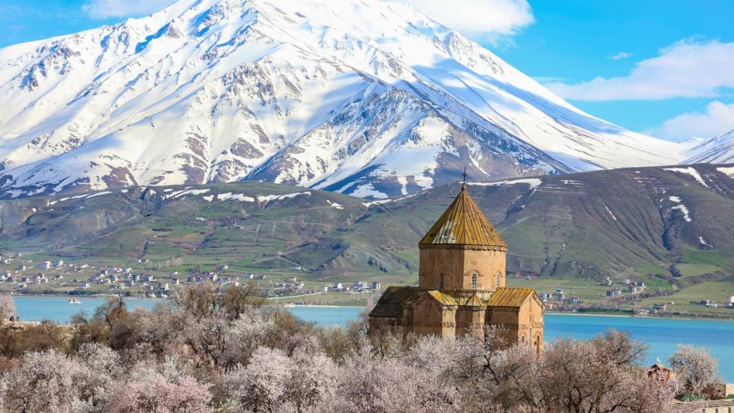 Bir yanda kar, bir yanda çiçek: Akdamar 4