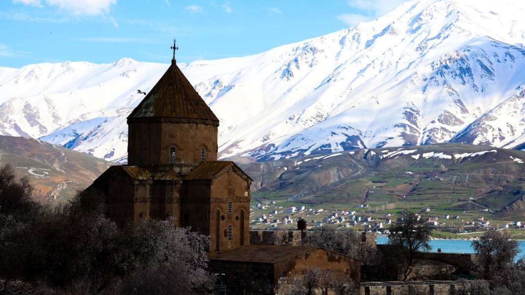 Bir yanda kar, bir yanda çiçek: Akdamar 7