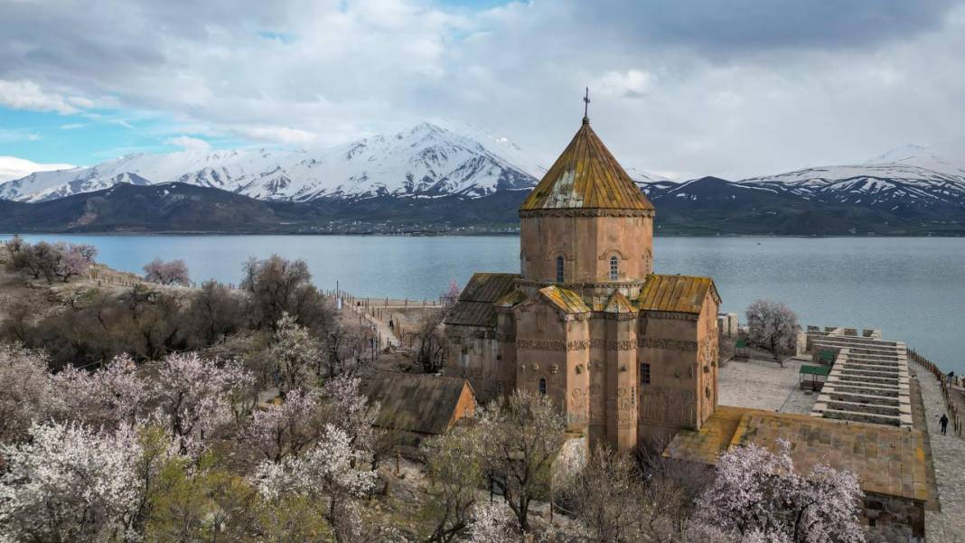Bir yanda kar, bir yanda çiçek: Akdamar 8