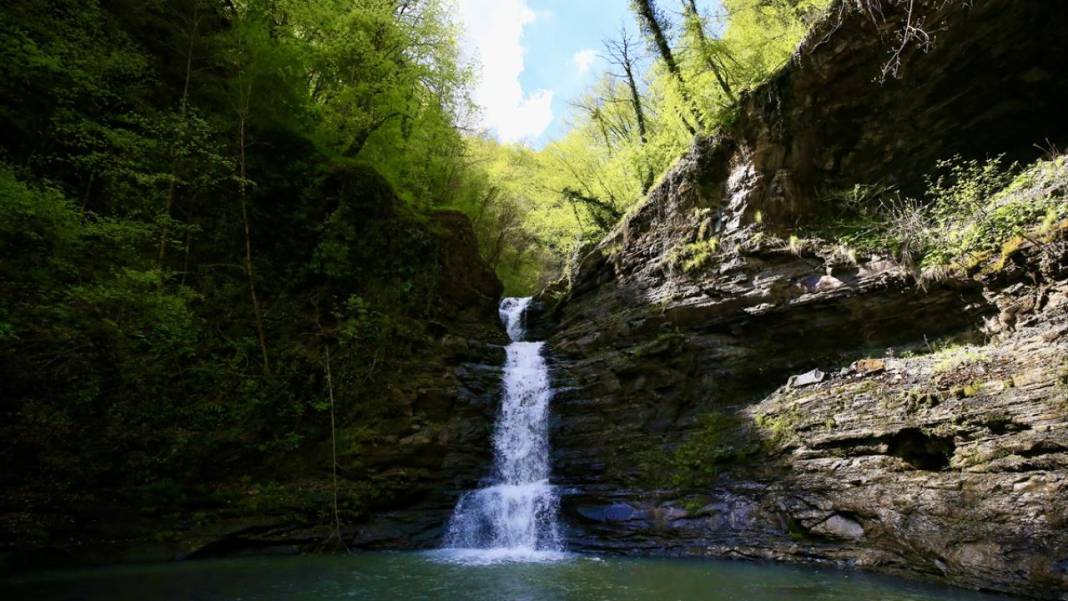 Kabaceviz Şelaleleri baharla yeşil örtüsüne kavuştu 1