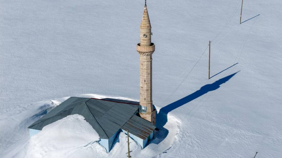 Nisanda karla kaplı yayla evleri 17