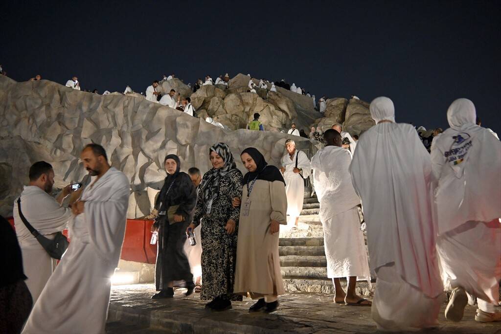 Hacı adayları vakfe için Arafat'ta 11