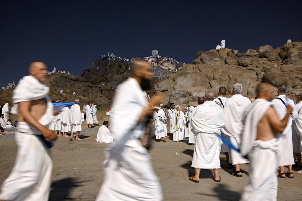 Hacı adayları vakfe için Arafat'ta 12