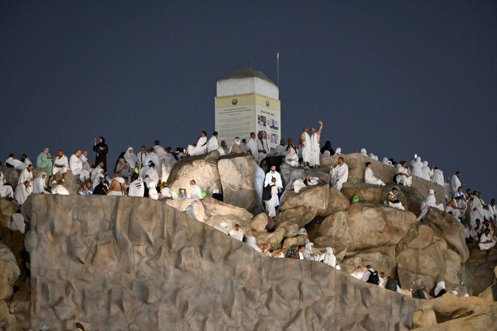 Hacı adayları vakfe için Arafat'ta 13