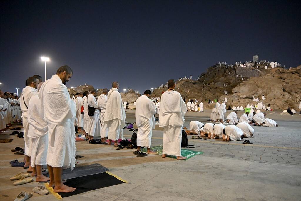 Hacı adayları vakfe için Arafat'ta 14