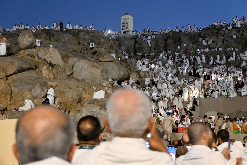 Hacı adayları vakfe için Arafat'ta 18