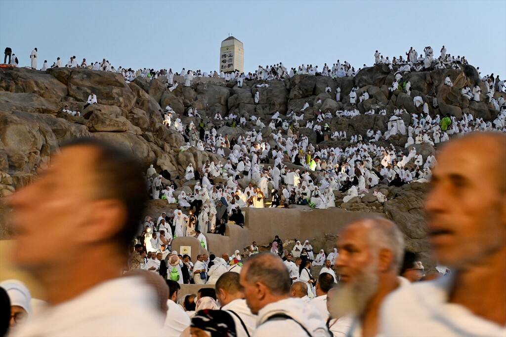 Hacı adayları vakfe için Arafat'ta 19