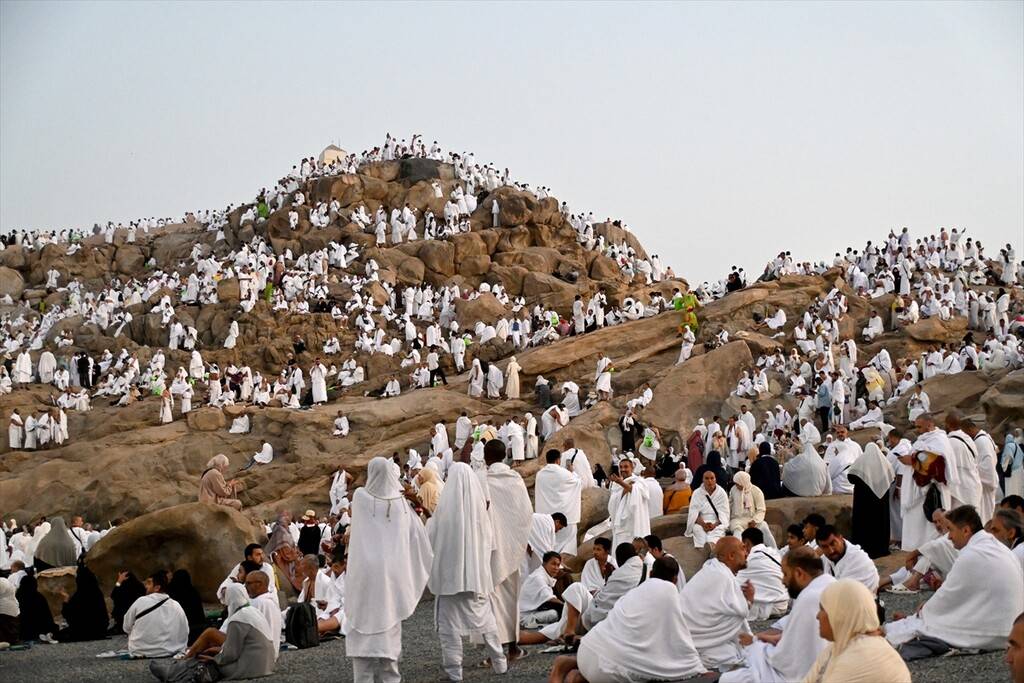 Hacı adayları vakfe için Arafat'ta 23