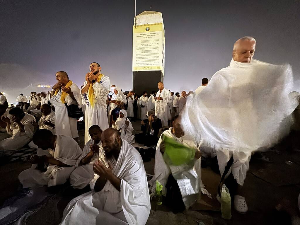 Hacı adayları vakfe için Arafat'ta 5