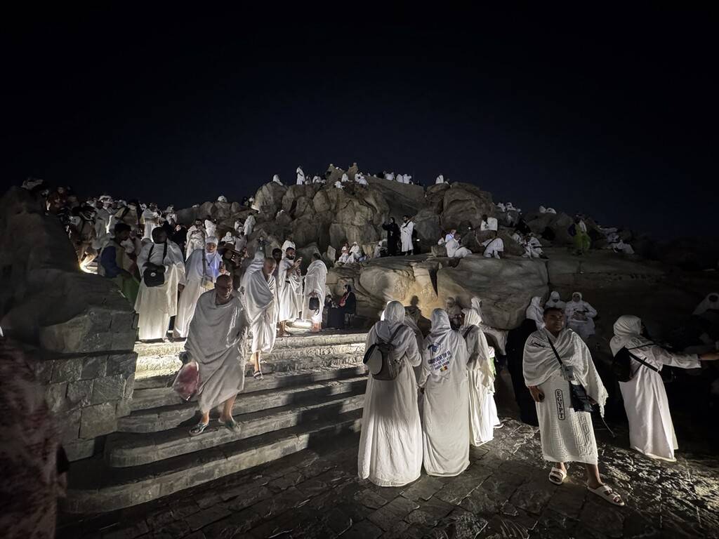 Hacı adayları vakfe için Arafat'ta 6
