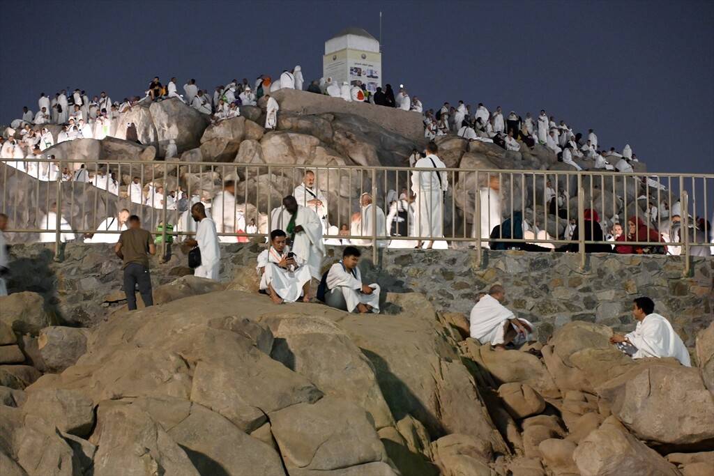 Hacı adayları vakfe için Arafat'ta 7