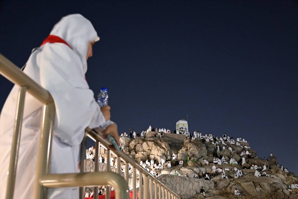 Hacı adayları vakfe için Arafat'ta 8