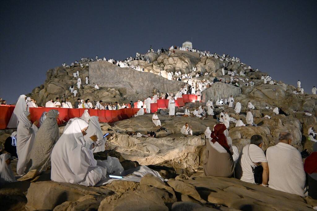 Hacı adayları vakfe için Arafat'ta 9
