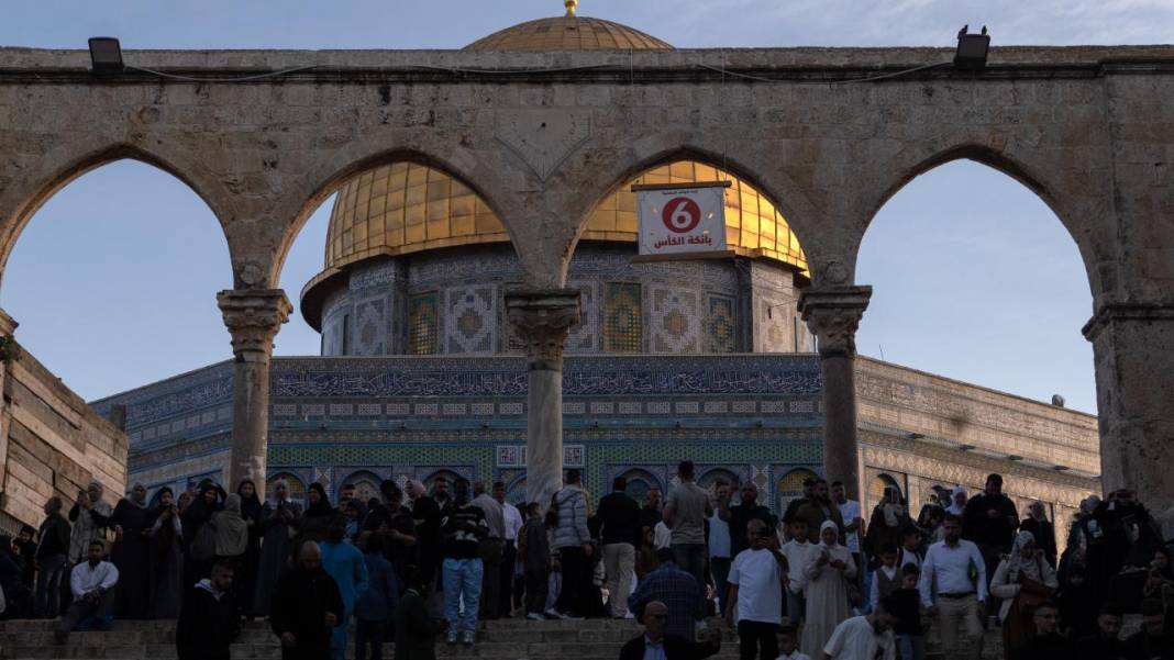 Müslümanlar Mescid-i Aksa’ya akın etti 3