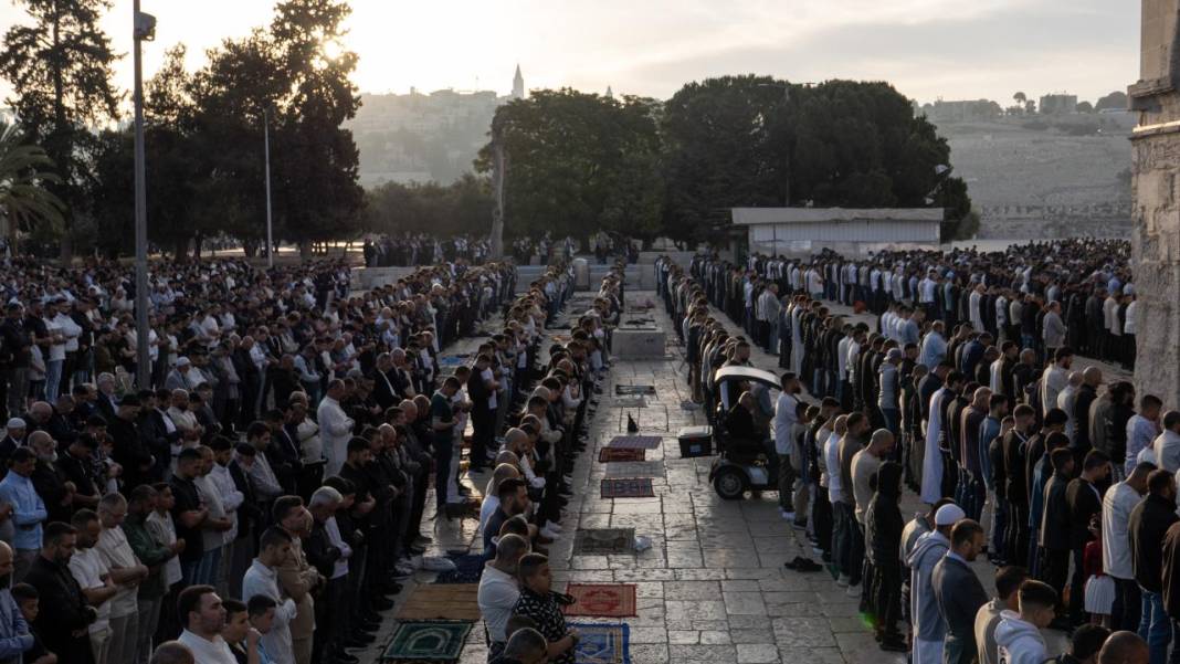 Müslümanlar Mescid-i Aksa’ya akın etti 4
