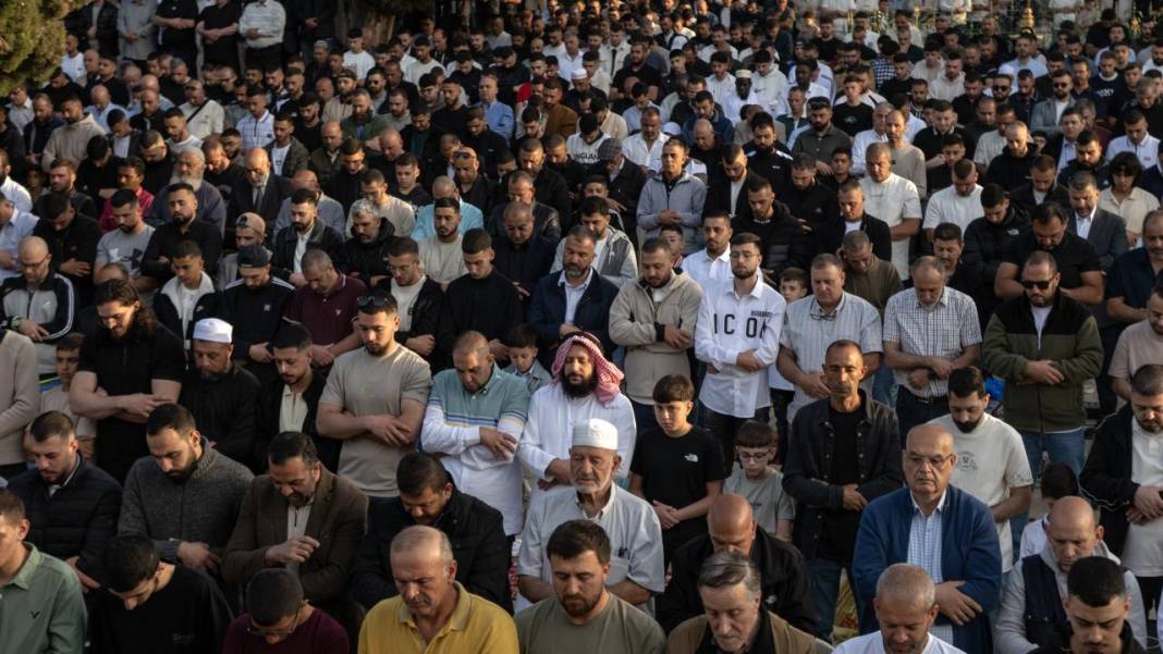 Müslümanlar Mescid-i Aksa’ya akın etti 7