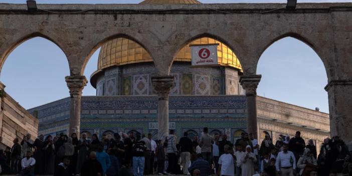 Müslümanlar Mescid-i Aksa’ya akın etti